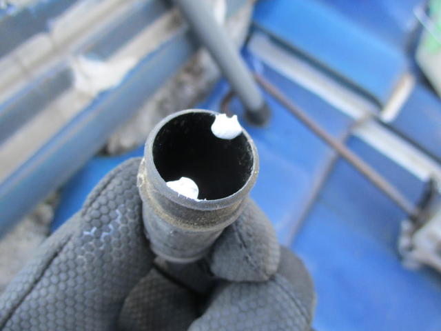 防水キャップが抜けやすいのでコーキング剤で接着