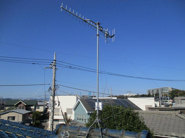 お客様もアンテナの揺れを気になさっており、補強支線を追加