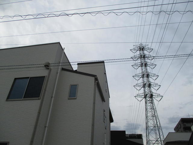 新築宅の外観から玄関裏手の外壁面が東京スカイツリー方向