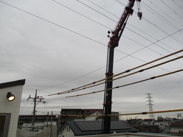 クレーン車が入りお隣宅の建設が始まってた