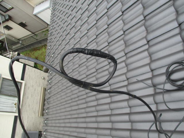 屋根上の途中で配線接続延長