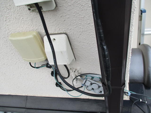 建物引き込み配線近くで更に配線接続延長