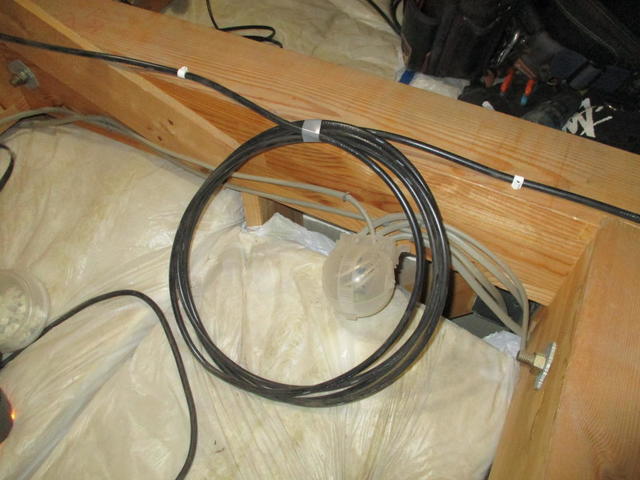 片流れ屋根の高い部分まで届く様に配線余長を取りました
