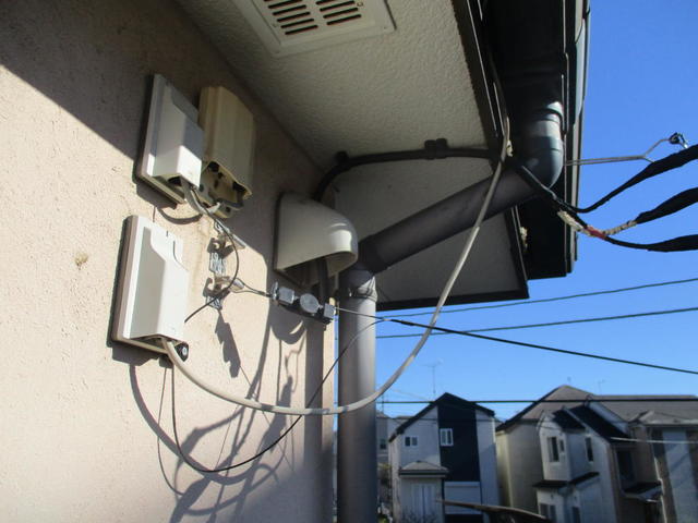 建物引き込み配線までの配線引き回しも無残な汚さ