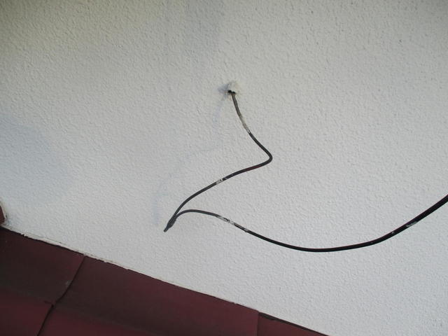 建物引き込み配線も垂れて遊んでいる