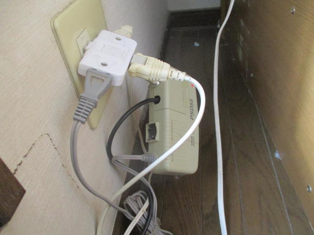 ブースター電源部が宙吊り状態で固定出来ない感じでの取り付け方